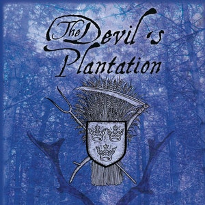 Puede incluir: Portada de libro con fondo azul que presenta una ilustración estilizada de una cabeza de diablo con cuernos y una corona. El título "The Devil's Plantation" está escrito en una fuente decorativa. El subtítulo dice "East Anglian Lore, Witchcraft & Folk-Magic" y el nombre del autor es "NIGEL G. PEARSON".