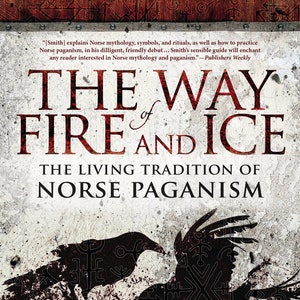 K&ouml;nnte beinhalten: Buchcover mit wei&szlig;em Hintergrund und schwarzen Raben. Der Titel lautet "The Way of Fire and Ice: The Living Tradition of Norse Paganism" von Ryan Smith.