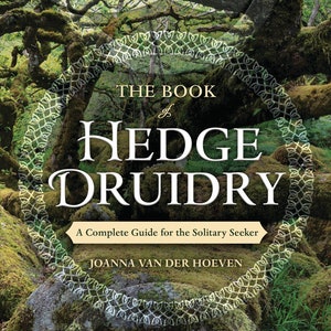 Pu&ograve; includere: Copertina di un libro con uno sfondo di foresta verde e marrone ricoperta di muschio. Il titolo &egrave; "The Book of Hedge Druidry: A Complete Guide for the Solitary Seeker" di Joanna van der Hoeven. Una citazione di Philip Carr-Gomm, autore di "Druid Mysteries", &egrave; in basso.