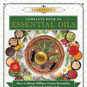 Könnte beinhalten: Ein Buchcover mit grünem Hintergrund und dem Titel "Complete Book of Essential Oils" in weißer Schrift. Der Untertitel lautet "How to Blend, Diffuse, Create Remedies, and Use in Everyday Life". Der Name des Autors ist "Sandra Kynes". Das Cover zeigt ein Holztablett mit verschiedenen Kräutern, Gewürzen und ätherischen Ölen.
