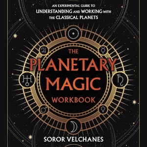 Può includere: Una copertina di libro nera e dorata con il titolo "The Planetary Magic Workbook" e il nome dell'autore "Soror Velchanes". La copertina presenta un design circolare con simboli astrologici e stelle.