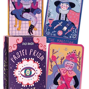 Op de afbeelding: Een doos Pastel Prism Tarot-kaarten met een paarse achtergrond en een roze, wit en groen oogontwerp. De doos heeft de tekst "Pastel Prism Tarot" in een kleurrijk, speels lettertype. De kaarten bevatten kleurrijke illustraties van mensen en symbolen.