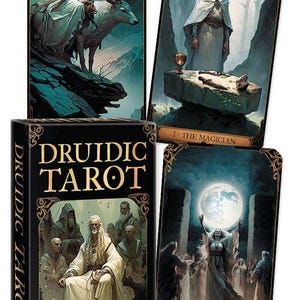 Peut inclure: Un jeu de cartes de tarot druidiques avec un fond noir et des accents dorés. Les cartes présentent des illustrations de personnes et de la nature. La boîte montre le titre "Druidic Tarot" et les noms des créateurs, Andrea Cogerino et David Lopes.