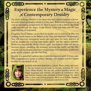 Pu&ograve; includere: Copertina di un libro con sfondo verde e un viso di donna in basso a destra. Il titolo &egrave; "Experience the Mystery & Magic of Contemporary Druidry" con il testo "The Book of Hedge Druidry" sotto. Il nome dell'autore &egrave; Joanna van der Hoeven e il prezzo &egrave; di $21,99. L'ISBN &egrave; 978-0-7387-5825-1.