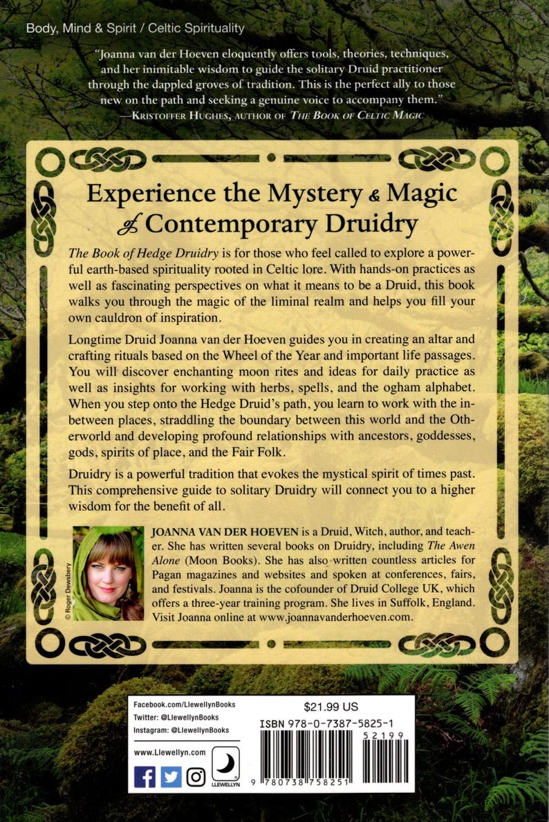 Pu&ograve; includere: Copertina di un libro con sfondo verde e un viso di donna in basso a destra. Il titolo &egrave; "Experience the Mystery & Magic of Contemporary Druidry" con il testo "The Book of Hedge Druidry" sotto. Il nome dell'autore &egrave; Joanna van der Hoeven e il prezzo &egrave; di $21,99. L'ISBN &egrave; 978-0-7387-5825-1.