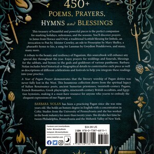 Puede incluir: Una cubierta de libro verde oscuro con letras doradas. El t&iacute;tulo es "450+ Poemas, Oraciones, Himnos y Bendiciones". El libro trata sobre el paganismo e incluye oraciones, himnos y bendiciones para diversas ocasiones.