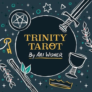 Puede incluir: Una ilustración en blanco y negro de una baraja de tarot con el texto "TRINITY TAROT by ARI WISNER" en amarillo sobre un círculo negro. La ilustración incluye un pentagrama, una espada, un cáliz, una llave, un palo, una corona y estrellas.