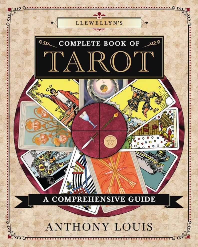 Pode incluir: Um livro intitulado "Llewellyn's Complete Book of Tarot: A Comprehensive Guide" de Anthony Louis. A capa apresenta um design circular de cartas de tar&ocirc; com fundo vermelho.