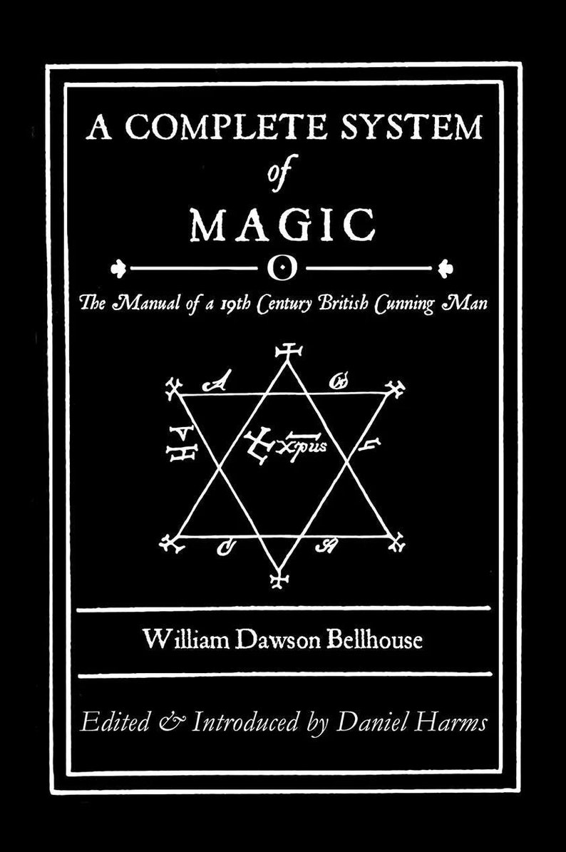 Peut inclure: Couverture de livre en noir et blanc avec le titre "A Complete System of Magic". Le texte inclut un diagramme en forme d'&eacute;toile et le nom de l'auteur et de l'&eacute;diteur. Le sous-titre est "The Manual of a 19th Century British Cunning Man."