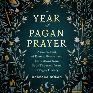 Puede incluir: Una cubierta de libro azul verdoso con letras doradas que dicen "a YEAR of PAGAN PRAYER". La cubierta est&aacute; decorada con dise&ntilde;os florales dorados y s&iacute;mbolos.