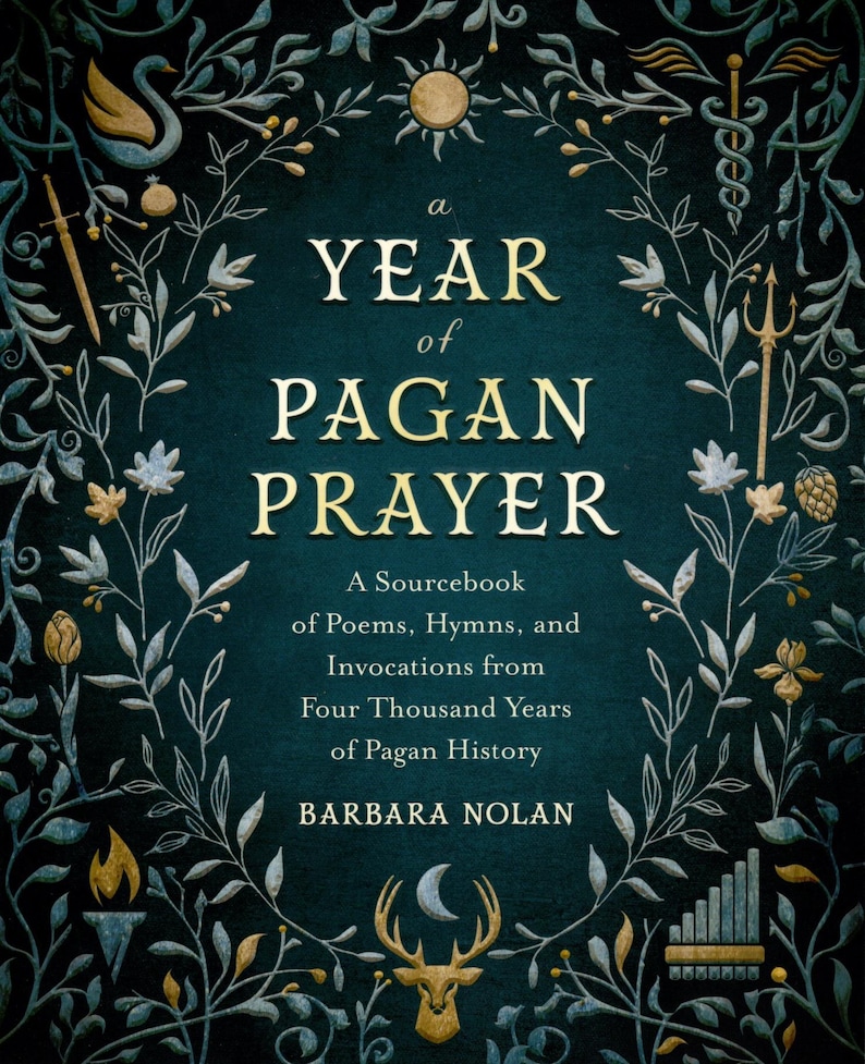 Puede incluir: Una cubierta de libro azul verdoso con letras doradas que dicen "a YEAR of PAGAN PRAYER". La cubierta est&aacute; decorada con dise&ntilde;os florales dorados y s&iacute;mbolos.