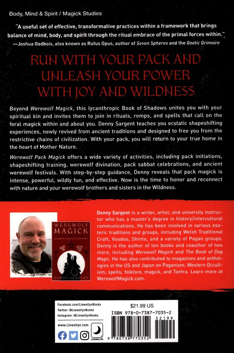 Pode incluir: Uma capa de livro vermelha com o t&iacute;tulo "Werewolf Magick" e o nome do autor "Denny Sargent". A capa do livro apresenta uma ilustra&ccedil;&atilde;o em preto e branco de uma cabe&ccedil;a de lobo com uma lua crescente e um pentagrama. A capa do livro tamb&eacute;m inclui o texto "Corra com sua matilha e liberte seu poder com alegria e selvageria".