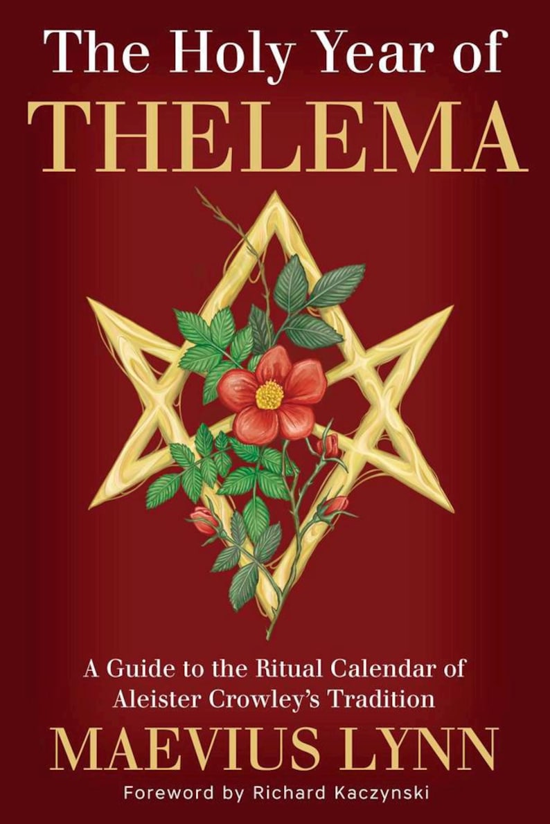 Puede incluir: Portada de libro con el t&iacute;tulo "The Holy Year of THELEMA" en letras doradas sobre un fondo rojo oscuro. Un dise&ntilde;o dorado en forma de estrella con una flor roja y hojas verdes est&aacute; en el centro. El autor es "MAEVIUS LYNN".