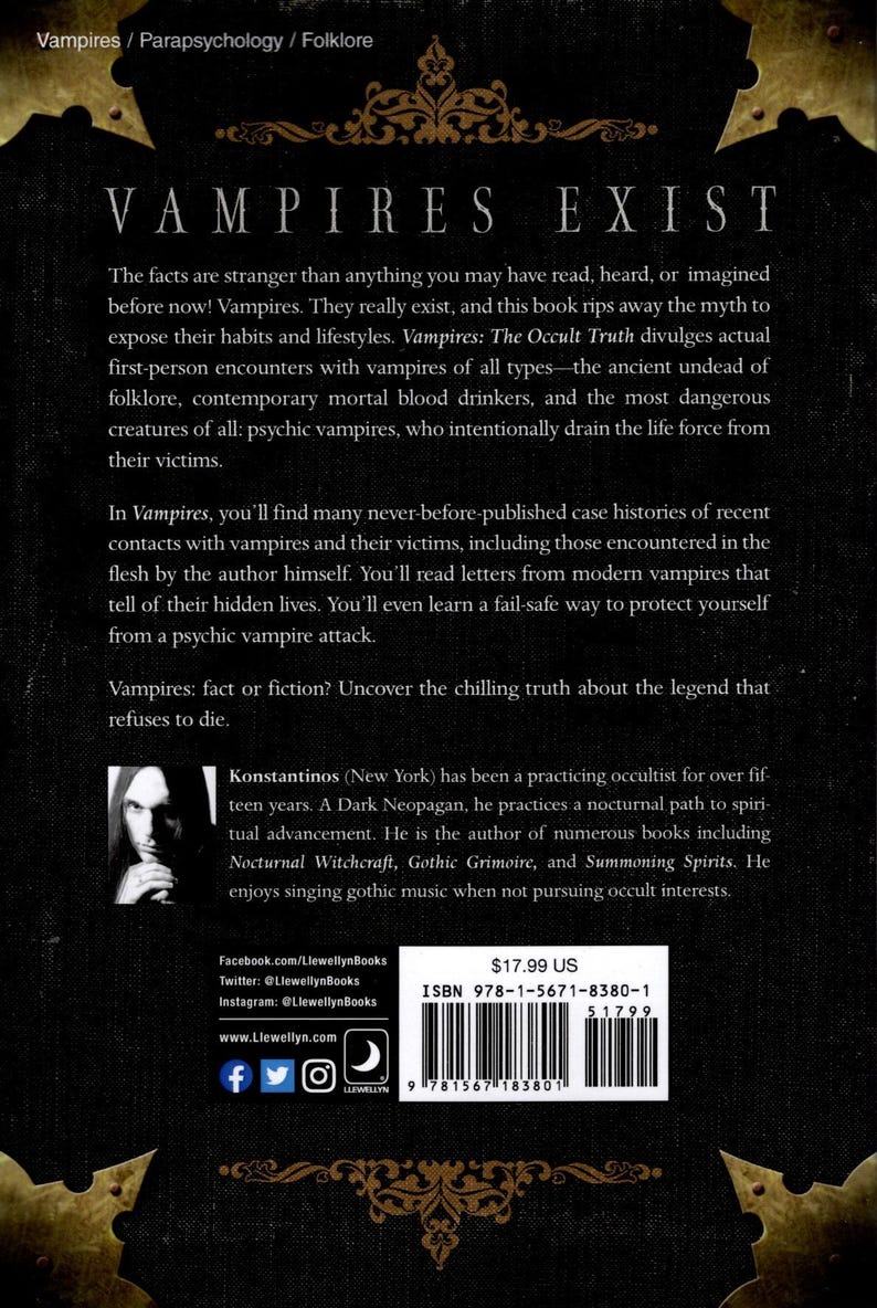 Pode incluir: Uma capa de livro preto e branco com o t&iacute;tulo "Vampires Exist" em letras brancas grandes. A capa apresenta um retrato de um homem com cabelo preto comprido em um fundo escuro. O livro &eacute; sobre vampiros e o oculto. O autor &eacute; Konstantinos, um ocultista praticante. O livro &eacute; publicado pela Llewellyn Books.