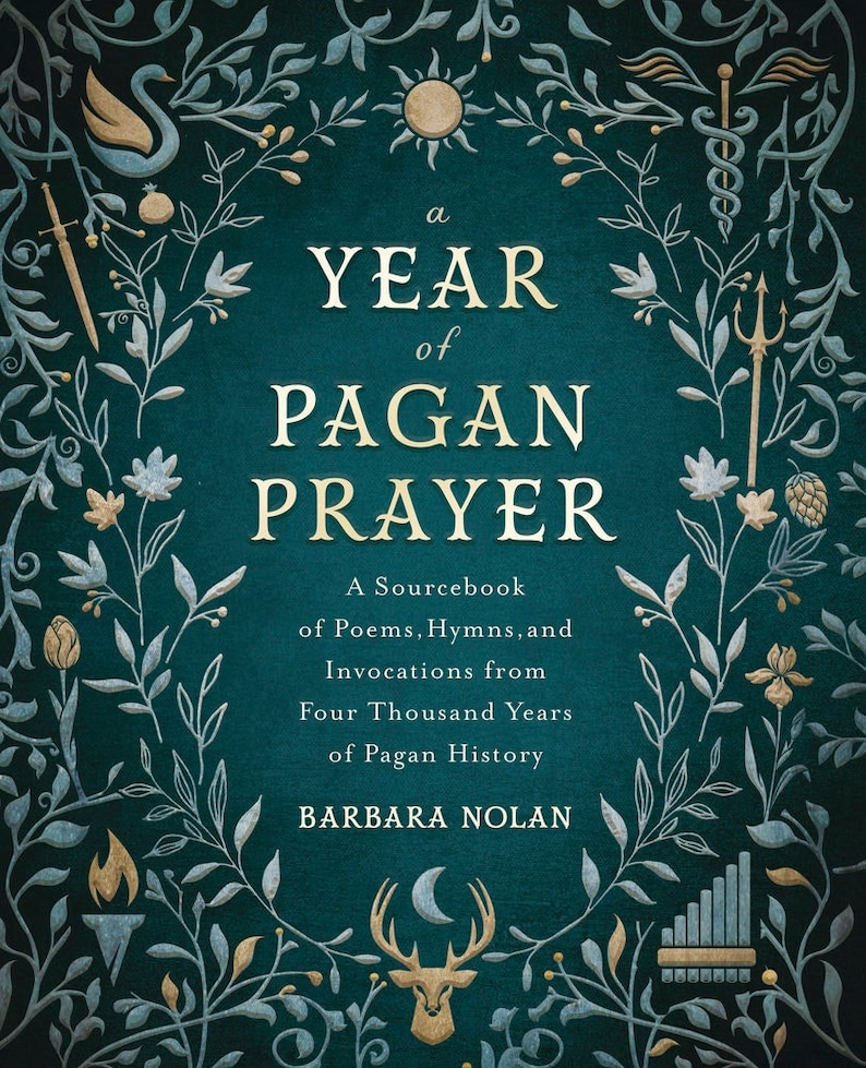 Puede incluir: Una cubierta de libro verde azulado con letras doradas que dicen "a YEAR of PAGAN PRAYER". El t&iacute;tulo del libro est&aacute; rodeado por un borde decorativo de dise&ntilde;os florales y s&iacute;mbolos dorados. El subt&iacute;tulo del libro es "A Sourcebook of Poems, Hymns, and Invocations from Four Thousand Years of Pagan History". El nombre del autor, "BARBARA NOLAN", est&aacute; impreso en dorado en la parte inferior de la cubierta.