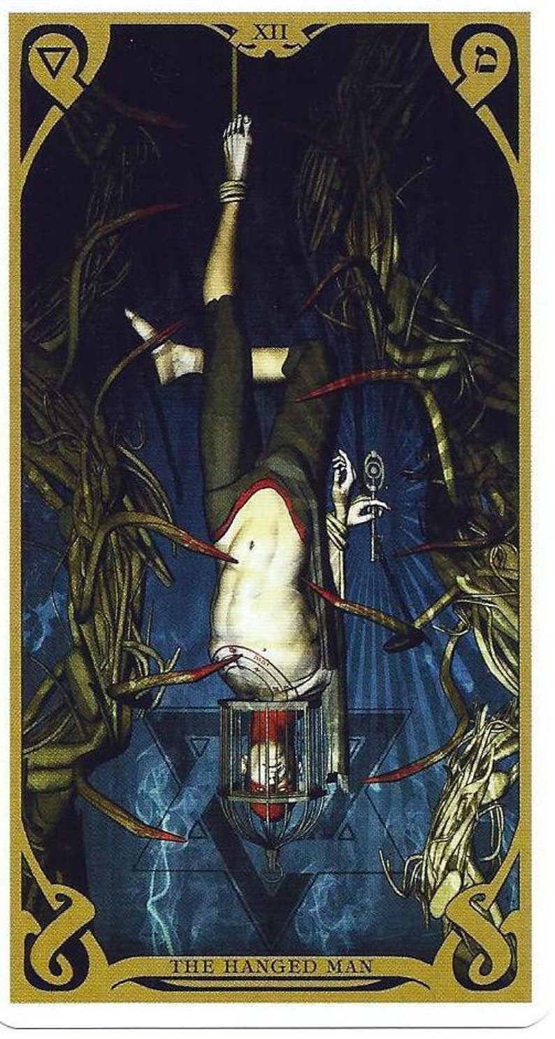 12 аркан личность. 12 Аркан Повешенный Таро. Карта Таро Висельник. The hanged man Таро. 12 Старший Аркан.