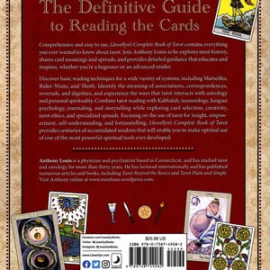 Pode incluir: A capa do livro The Definitive Guide to Reading the Cards apresenta um fundo vermelho com detalhes dourados. O t&iacute;tulo est&aacute; em uma fonte grande e em negrito. A capa do livro tamb&eacute;m inclui uma imagem de uma carta de tar&ocirc; e um pre&ccedil;o de $ 25,99. O autor &eacute; Anthony Louis, m&eacute;dico e psiquiatra que estudou tar&ocirc; e astrologia por mais de 30 anos.