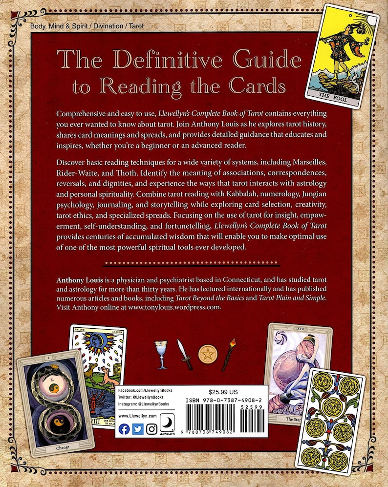 Pode incluir: A capa do livro The Definitive Guide to Reading the Cards apresenta um fundo vermelho com detalhes dourados. O t&iacute;tulo est&aacute; em uma fonte grande e em negrito. A capa do livro tamb&eacute;m inclui uma imagem de uma carta de tar&ocirc; e um pre&ccedil;o de $ 25,99. O autor &eacute; Anthony Louis, m&eacute;dico e psiquiatra que estudou tar&ocirc; e astrologia por mais de 30 anos.