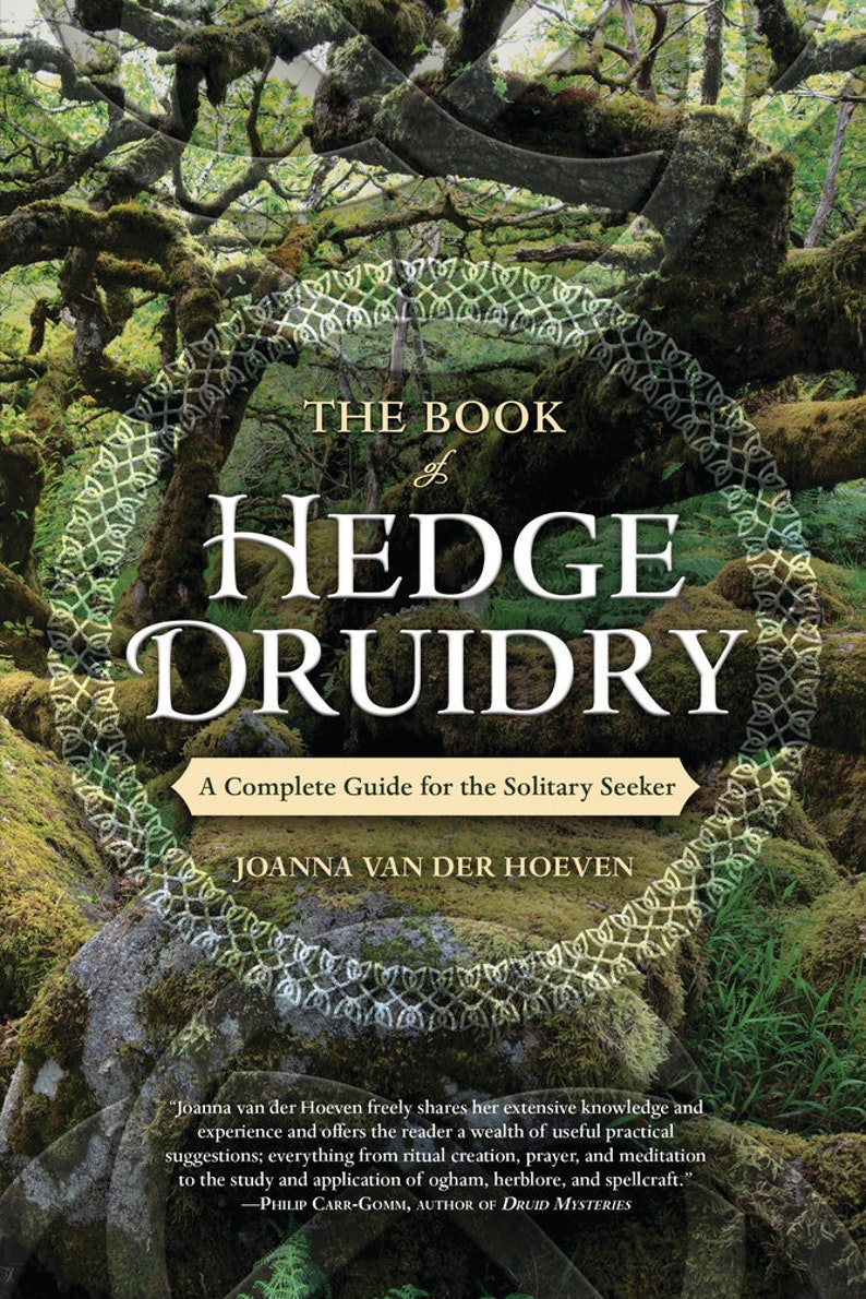 Pu&ograve; includere: Copertina di un libro con uno sfondo di foresta verde e marrone ricoperta di muschio. Il titolo &egrave; "The Book of Hedge Druidry: A Complete Guide for the Solitary Seeker" di Joanna van der Hoeven. Una citazione di Philip Carr-Gomm, autore di "Druid Mysteries", &egrave; in basso.