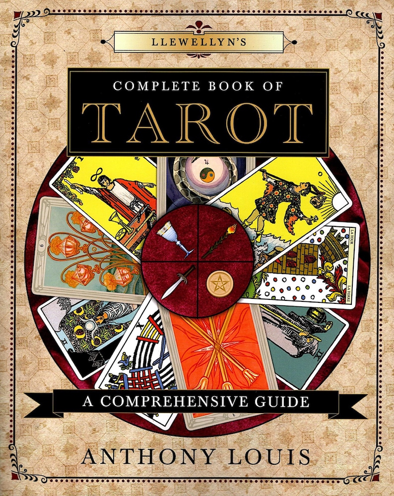Pode incluir: Um livro intitulado "Llewellyn's Complete Book of Tarot: A Comprehensive Guide" de Anthony Louis. A capa apresenta um design circular com cartas de tar&ocirc; dispostas em torno de uma estrela central. As cartas s&atilde;o coloridas e representam v&aacute;rios s&iacute;mbolos e figuras.