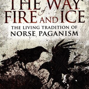 K&ouml;nnte beinhalten: Buchcover mit einem roten und wei&szlig;en Titel "The Way of Fire and Ice" und dem Untertitel "The Living Tradition of Norse Paganism". Das Cover zeigt eine Schwarzwei&szlig;illustration von drei Raben vor einem strukturierten Hintergrund.