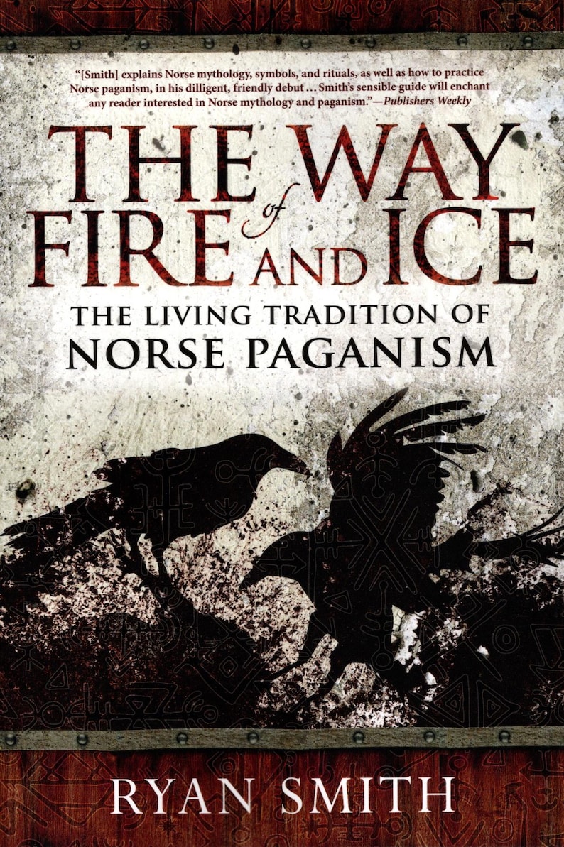 K&ouml;nnte beinhalten: Buchcover mit einem roten und wei&szlig;en Titel "The Way of Fire and Ice" und dem Untertitel "The Living Tradition of Norse Paganism". Das Cover zeigt eine Schwarzwei&szlig;illustration von drei Raben vor einem strukturierten Hintergrund.