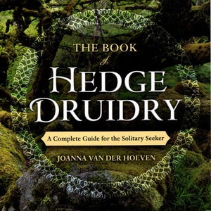 Pu&ograve; includere: Copertina di un libro con uno sfondo di foresta verde e muschiosa. Il titolo &egrave; "The Book of Hedge Druidry: A Complete Guide for the Solitary Seeker" di Joanna van der Hoeven. &Egrave; inclusa una citazione di Philip Carr-Gomm, autore di "Druid Mysteries".