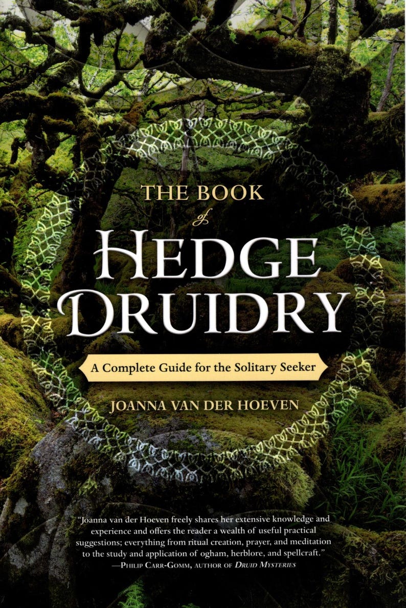 Pu&ograve; includere: Copertina di un libro con uno sfondo di foresta verde e muschiosa. Il titolo &egrave; "The Book of Hedge Druidry: A Complete Guide for the Solitary Seeker" di Joanna van der Hoeven. &Egrave; inclusa una citazione di Philip Carr-Gomm, autore di "Druid Mysteries".