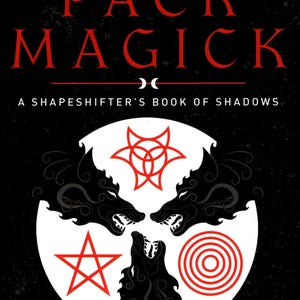 Pode incluir: Capa de livro com fundo preto e texto vermelho que diz "WEREWOLF PACK MAGICK" e "A SHAPESHIFTER'S BOOK OF SHADOWS". A capa apresenta tr&ecirc;s cabe&ccedil;as de lobo pretas com s&iacute;mbolos vermelhos no centro.