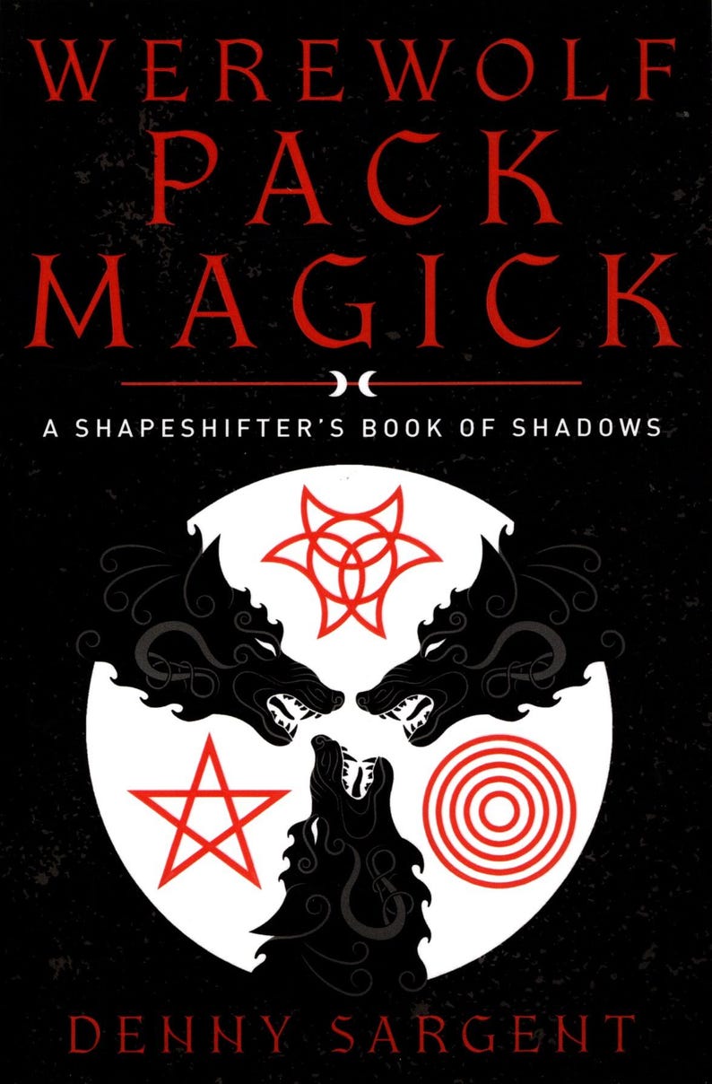 Pode incluir: Capa de livro com fundo preto e texto vermelho que diz "WEREWOLF PACK MAGICK" e "A SHAPESHIFTER'S BOOK OF SHADOWS". A capa apresenta tr&ecirc;s cabe&ccedil;as de lobo pretas com s&iacute;mbolos vermelhos no centro.