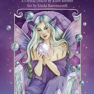 Könnte beinhalten: Ein lila und silbernes Orakelkarten- und Handbuch-Set mit einer Fee, die eine Kristallkugel hält. Der Titel "Fairy Gems" ist auf der Vorderseite der Schachtel aufgedruckt. Der Text "A Crystal Oracle by Ellen Steiber Art by Linda Ravenscroft" ist unter dem Titel aufgedruckt. Der Text "Deck & Book Set" ist unten auf der Schachtel aufgedruckt.