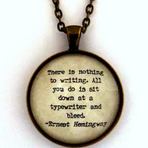 Es gibt nichts zu schreiben Sie nur sitzen an einer Schreibmaschine und bluten Schriftsteller Ernest Hemingway literarische Buch Zitat Anhänger Halskette Schmuck