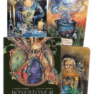 Może przedstawiać: Zestaw kart tarota z ilustracjami akwarelowymi. Karty przedstawiają postacie, sceny i tekst, w tym "BONESTONE & EARTHFLESH TAROT" i "THE REAWAKENING". Grafika zawiera postać przypominającą drzewo, parę i osobę.