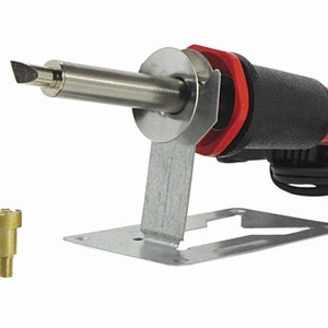 Puede incluir: Una herramienta de pirograbado eléctrica roja y negra con un soporte y cinco puntas diferentes. Las puntas incluyen un cuchillo, una punta puntiaguda, una punta redonda, una punta plana y una punta con un pequeño agujero.