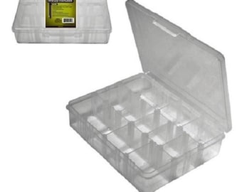 Op de afbeelding: Een transparante plastic opbergdoos met een deksel en 12 vakken. De doos is leeg.