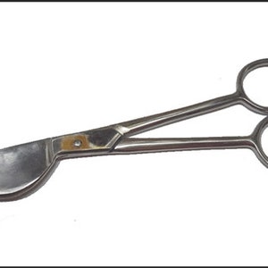 Könnte beinhalten: Eine silberne chirurgische Schere mit einer gebogenen Klinge. Die Schere hat einen abgerundeten Griff.