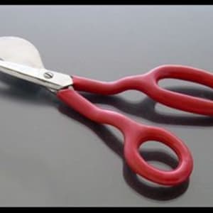 Puede incluir: Tijeras con mango rojo, mango curvo y una pequeña cuchilla redondeada.