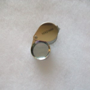 10x Folding Jeweler&#39;s Loupe 21mm Doublet Lens with Plastic Storage Case