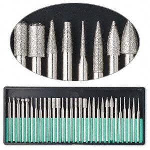 Könnte beinhalten: Ein Satz silberner Rotationswerkzeugaufsätze in einem schwarzen Gehäuse mit einem türkisblauen Einsatz. Die Aufsätze haben verschiedene Formen, darunter zylindrisch, konisch und spitz, und sind für Detailarbeiten konzipiert. Die Aufsätze sind in einer ovalen Form und in einem rechteckigen Gehäuse angeordnet.