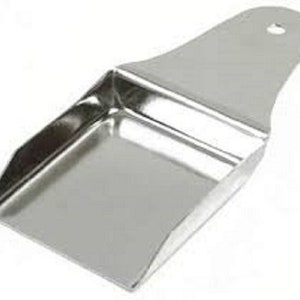 Könnte beinhalten: Eine silberne Metallschaufel mit Griff. Die Schaufel ist zum Aufschaufeln kleiner Gegenstände wie Pulver oder Granulat geeignet.