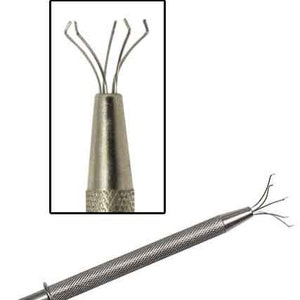 Könnte beinhalten: Ein silbernes Werkzeug aus Metall mit einem langen Griff und einer krallenartigen Spitze mit fünf Zacken. Das Werkzeug dient zum Aufnehmen kleiner Gegenstände.