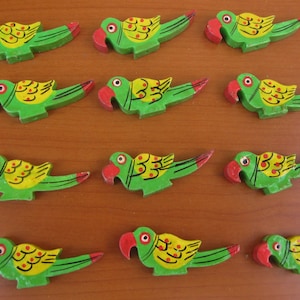 Oiseaux en bois/ Perroquets en bois/ Perles pour oiseaux/ Perles en bois/ Perles colorées/ Boutons/ Perles décoratives. 12 pièces