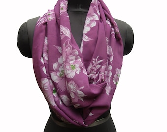 Cachecol infinito/ cachecol de laço/ cachecol circular/ cachecol tubular/ cachecol floral/ cachecol roxo/ cachecol de seda crepe/ ideias para presentes.