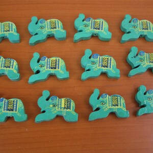 Botones de madera/botones de elefante/botones azul mar/cuentas de colores/botones/botones decorativos. 12 piezas.