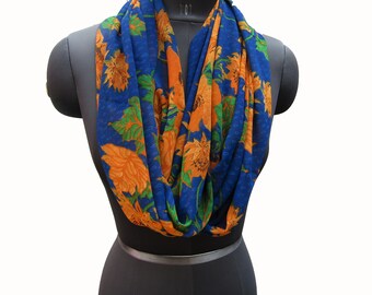Lenço infinito de chiffon floral azul, lenço leve em formato de laço.