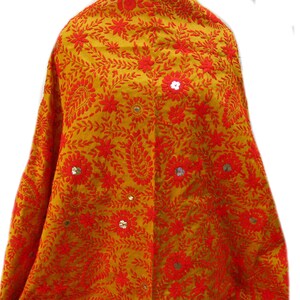 Handgeborduurde Phulkari Chanderi-zijden sjaal: gele bloemen paisley-sjaal