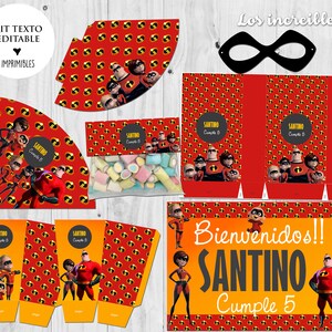 Op de afbeelding: Printbare feestbenodigdheden met de Incredibles-personages. De set bevat een welkomstbord, feestmutsen, cadeauboxen en een masker. Het welkomstbord zegt "Bienvenidos!! SANTINO Cumple 5".