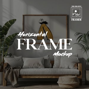 Peut inclure: Une maquette de cadre horizontal avec un dessin d'une personne dans une tenue jaune. Le cadre est sur un mur au-dessus d'un canapé avec des coussins et une couverture. Le texte "Horizontal Frame Mockup" est écrit sous le cadre.