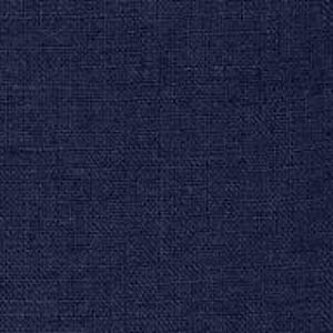 Op de afbeelding: Een close-up van een marineblauwe stof met een subtiel rasterpatroon. De textuur suggereert linnen of een vergelijkbaar geweven materiaal, met een licht ruwe, natuurlijke uitstraling. De kleur is een diep, effen marineblauw, wat een klassieke en veelzijdige uitstraling geeft.