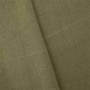 Op de afbeelding: Close-up van olijfgroene stof met een getextureerde uitstraling. De stof is gevouwen en onthult de weefsel en subtiele kleurvariaties. Het materiaal lijkt een middelzwaar textiel te zijn, geschikt voor diverse naaiprojecten.
